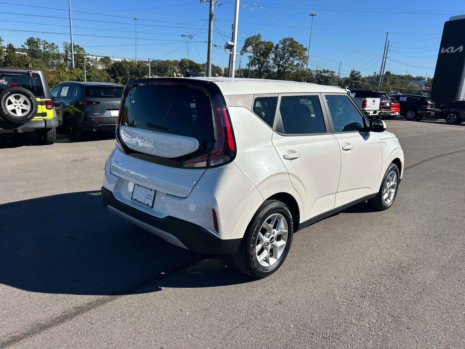 Used 2025 Kia Soul LX w/ LX Technology Package FWD image 3