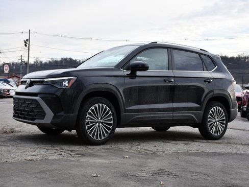 New 2026 Volkswagen Taos SE image 3