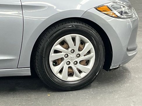 Used 2017 Hyundai Elantra SE image 32