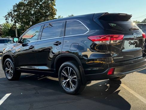 Used 2019 Toyota Highlander LE w/ Carpet Mat Package (TMS) AWD/4WD image 6