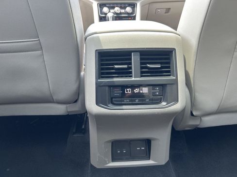 Used 2023 Volkswagen Atlas SE w/ Panoramic Sunroof Package AWD/4WD image 17
