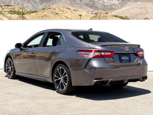 Used 2019 Toyota Camry SE w/ Convenience Package FWD image 4