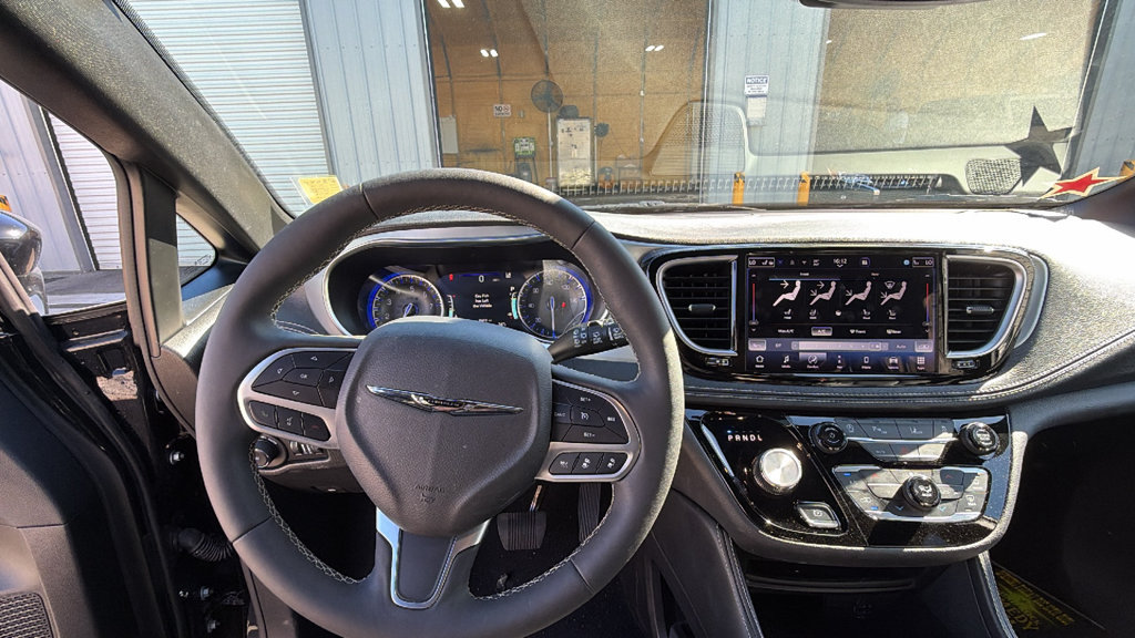 Used 2026 Chrysler Pacifica Limited FWD image 15