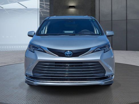 Used 2024 Toyota Sienna Platinum image 9