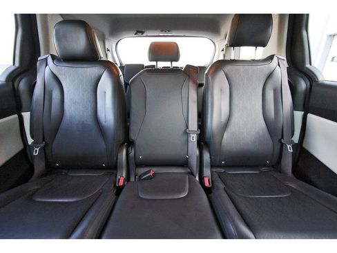 Used 2022 Kia Carnival LX FWD image 14