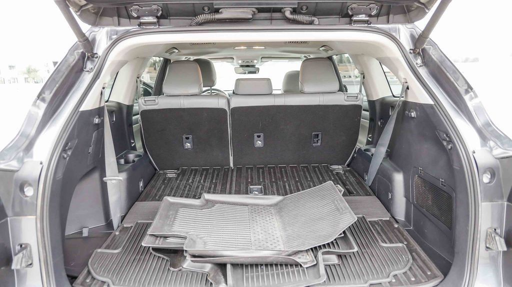 Used 2024 Toyota Highlander XLE AWD/4WD image 31
