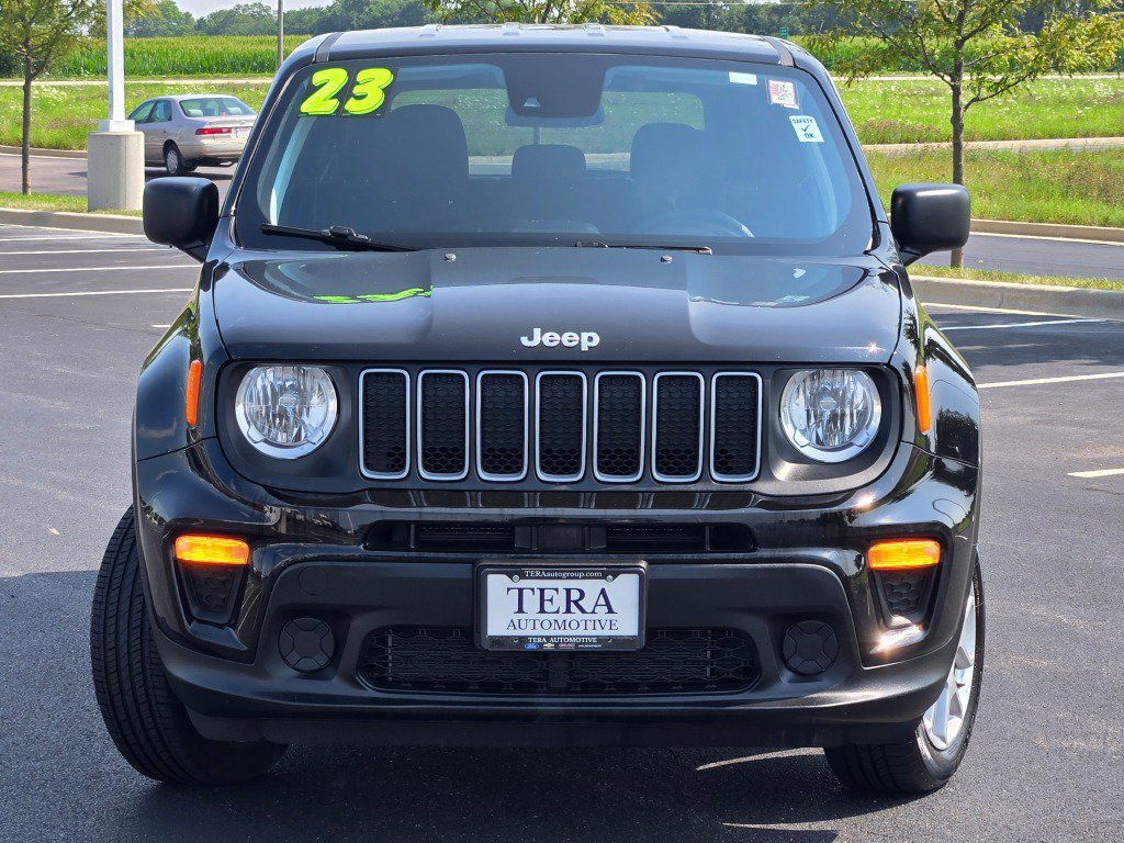 Used 2023 Jeep Renegade Latitude AWD/4WD image 3