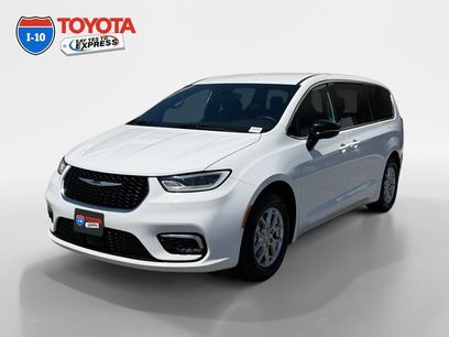 Used 2025 Chrysler Pacifica Select