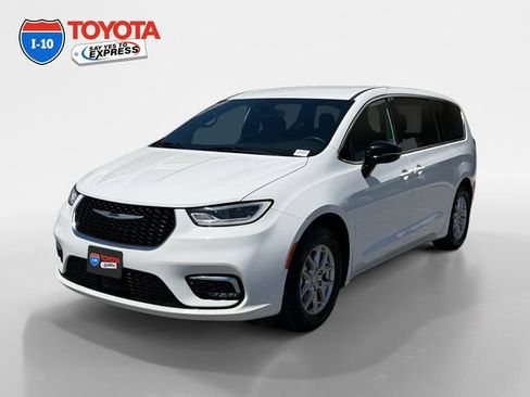 Used 2025 Chrysler Pacifica Select FWD image 1