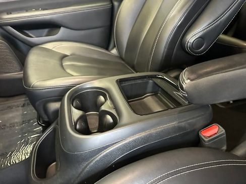 Used 2024 Chrysler Pacifica Limited FWD image 31