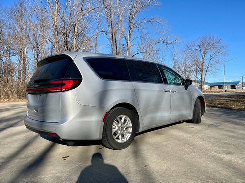 Used 2024 Chrysler Pacifica Touring-L image 6