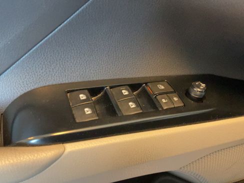 Used 2019 Toyota Camry LE FWD image 22