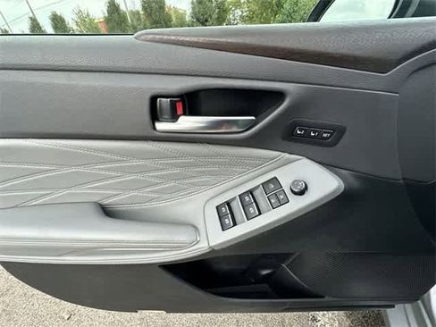Used 2021 Toyota Avalon Limited image 19