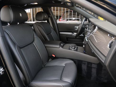 Used 2019 Rolls-Royce Ghost RWD image 39