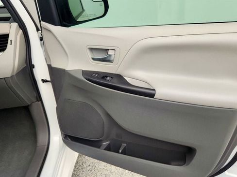 Used 2020 Toyota Sienna LE FWD image 25