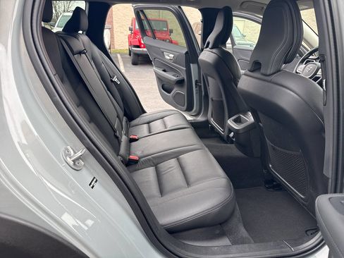 Used 2025 Volvo V60 B5 Cross Country Plus image 34
