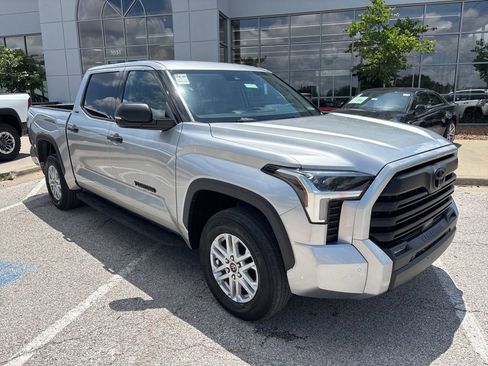 Used 2022 Toyota Tundra SR5 w/ SR5 Convenience Package AWD/4WD image 6