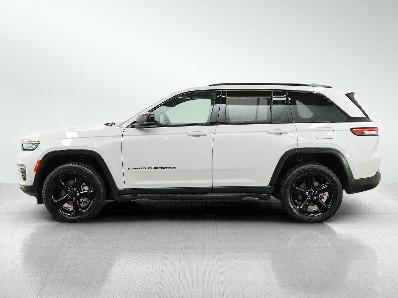 Used 2024 Jeep Grand Cherokee Limited w/ Luxury Tech Group II AWD/4WD image 2