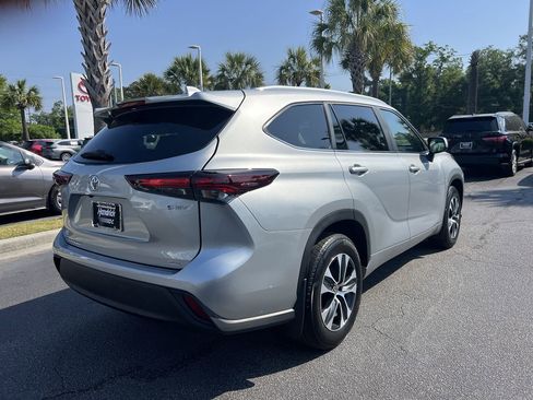 Used 2025 Toyota Highlander XLE AWD/4WD image 10