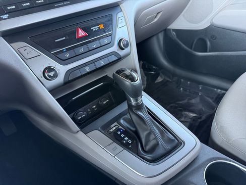 Used 2017 Hyundai Elantra SE FWD image 19