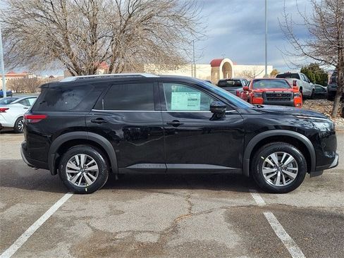 New 2025 Nissan Pathfinder SL image 2