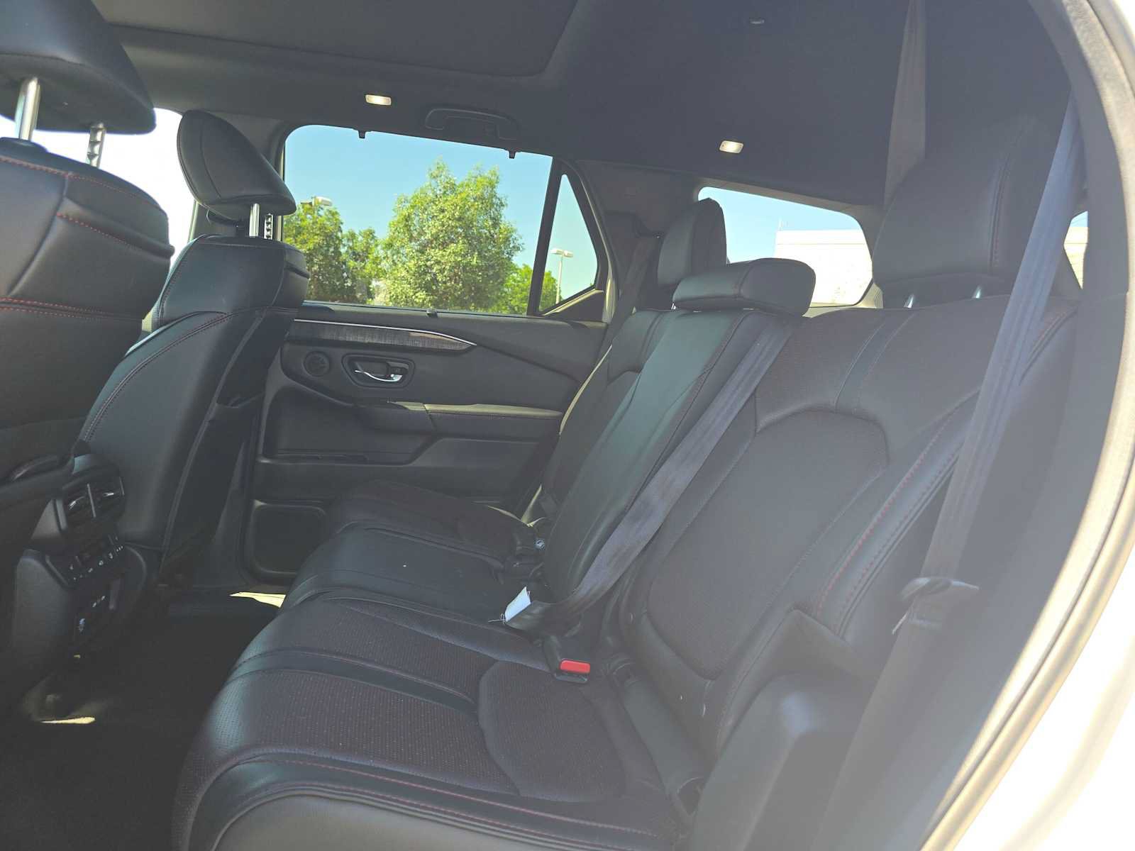 Used 2025 Honda Pilot Black Edition image 16