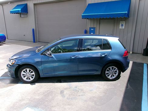 Used 2017 Volkswagen Golf SE image 5