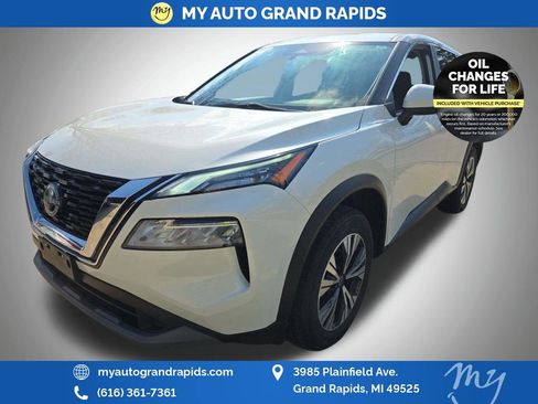 Used 2023 Nissan Rogue SV image 2