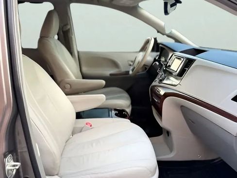 Used 2014 Toyota Sienna XLE image 20
