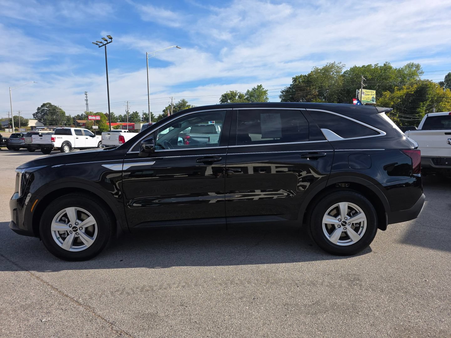 Used 2026 Kia Sorento LX FWD image 2