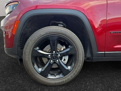 Used 2023 Jeep Grand Cherokee Altitude AWD/4WD image 4