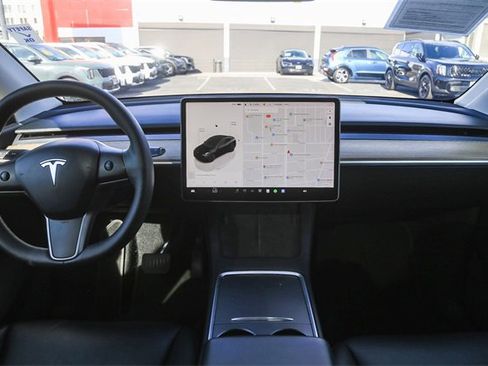 Used 2022 Tesla Model Y Long Range image 14