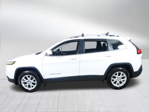 Used 2017 Jeep Cherokee Latitude w/ Cold Weather Group AWD/4WD image 4