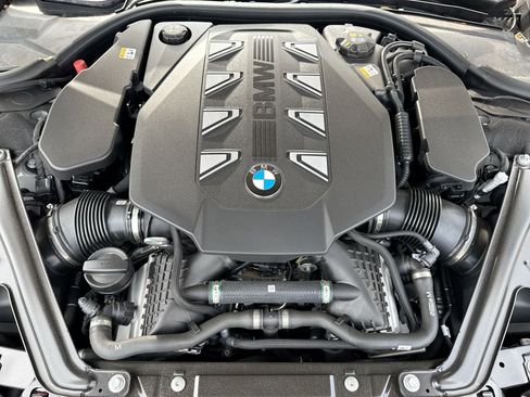 Used 2025 BMW 760i xDrive w/ Premium Package image 33