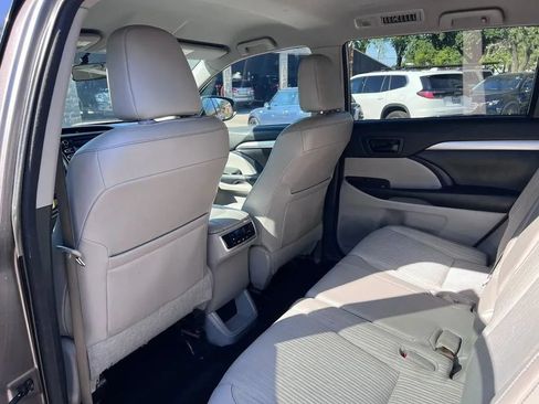 Used 2015 Toyota Highlander Plus FWD image 34
