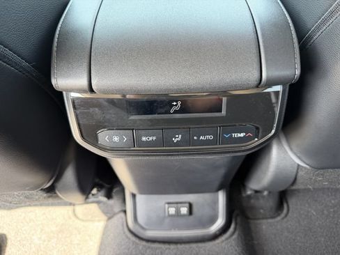 Used 2021 Toyota Highlander XLE FWD image 25