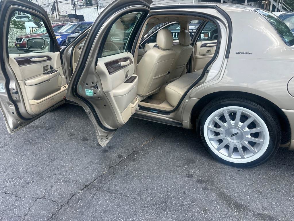 Used 2006 Lincoln Town Car Signature RWD image 22