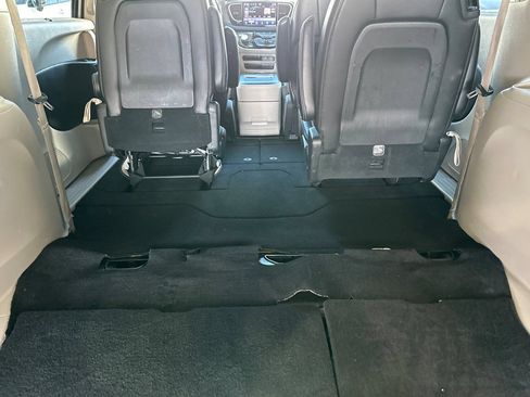 Used 2023 Chrysler Pacifica Touring-L FWD image 17