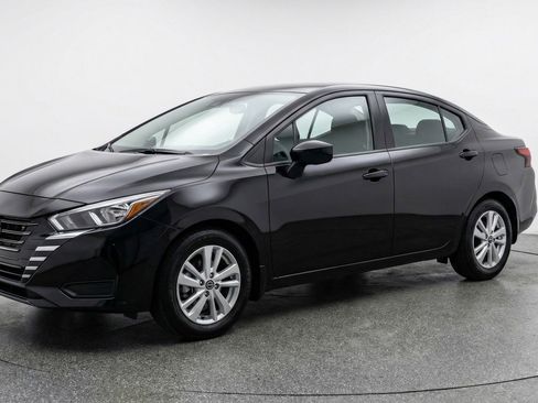 Used 2025 Nissan Versa SV image 3