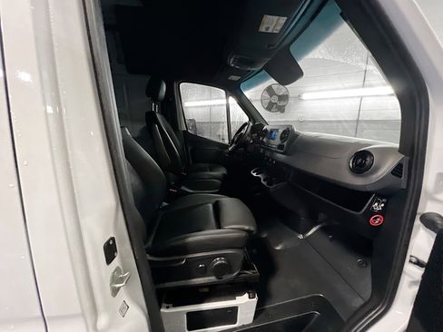 Used 2024 Mercedes-Benz Sprinter 2500 image 30