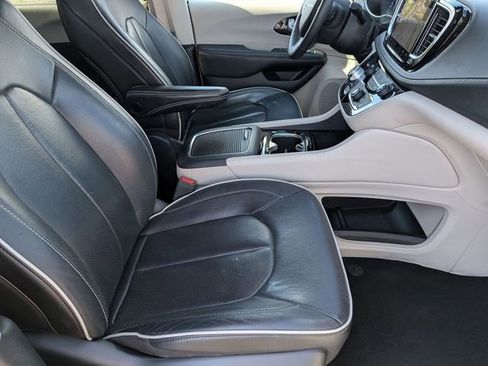 Used 2023 Chrysler Pacifica Limited FWD image 33