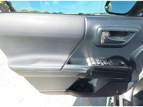 Used 2016 Toyota Tacoma TRD Off-Road w/ Towing Package image 15