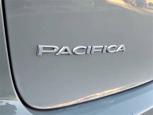 Used 2023 Chrysler Pacifica Touring-L image 13