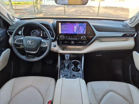 Used 2024 Toyota Highlander Limited AWD/4WD image 14