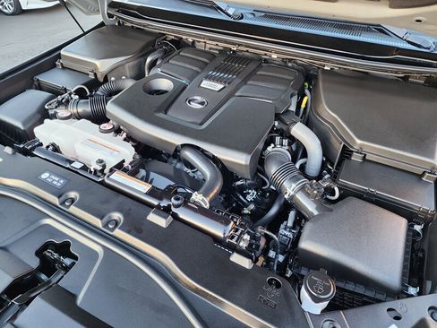 Used 2025 Lexus GX 550 w/ Accessory Package (2T) image 9