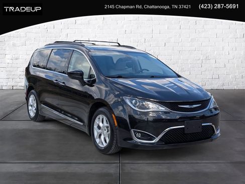 Used 2017 Chrysler Pacifica Touring-L w/ Tire & Wheel Group image 1