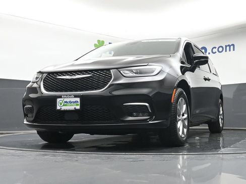 Used 2026 Chrysler Pacifica Limited AWD/4WD image 7