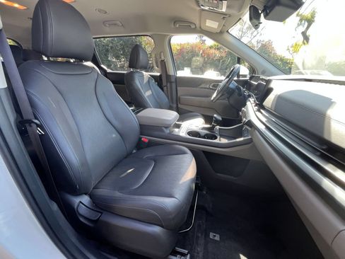 Used 2026 Kia Carnival FWD image 39