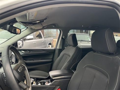 Used 2023 Jeep Grand Cherokee L Laredo image 11