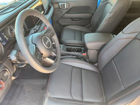 Used 2025 Jeep Wrangler Unlimited Rubicon w/ Convenience Group AWD/4WD image 16
